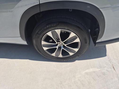 Moon Dust 2024 Toyota Highlander XLE