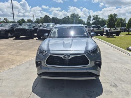 Moon Dust 2024 Toyota Highlander XLE
