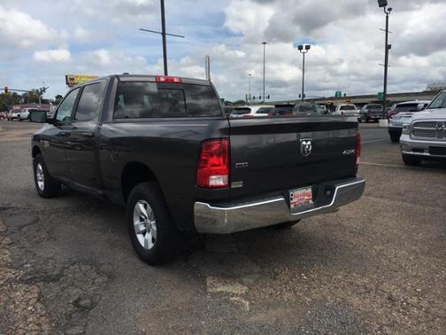 Photo 5 of 12 of 2020 RAM 1500 Classic SLT