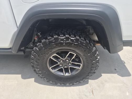 Bright White Clearcoat 2025 Jeep Gladiator Mojave 4x4