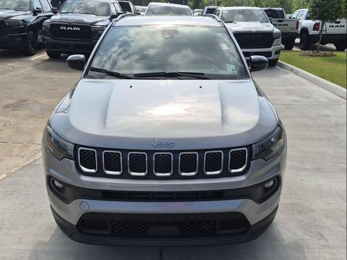 Billet Silver Metallic Clearcoat 2023 Jeep Compass Latitude Lux