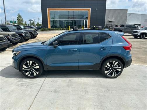 2023 Volvo XC40 Ultimate Dark Theme