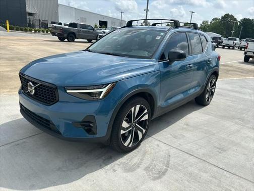 2023 Volvo XC40 Ultimate Dark Theme