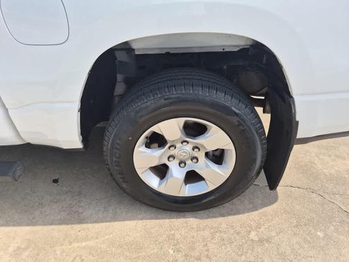 Bright White Clearcoat 2019 RAM 1500 Big Horn