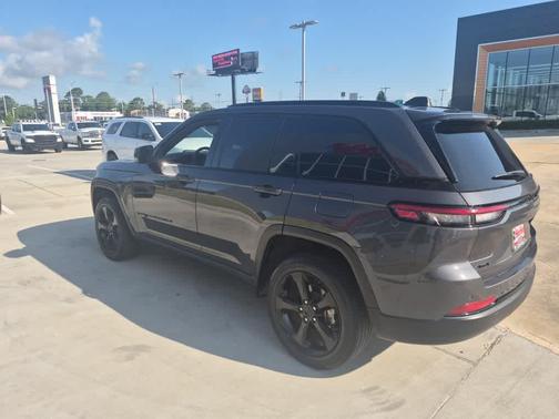 Baltic Gray Metallic Clearcoat 2024 Jeep Grand Cherokee Altitude
