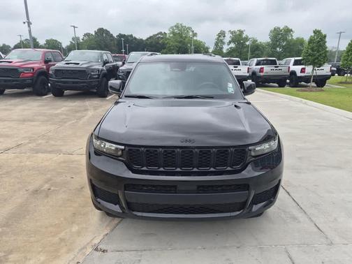 Diamond Black Crystal Pearlcoat 2025 Jeep Grand Cherokee L Altitude
