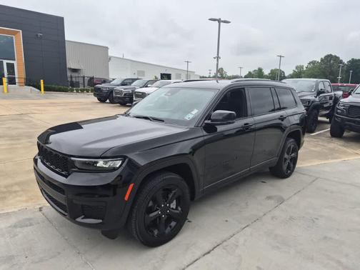 Diamond Black Crystal Pearlcoat 2025 Jeep Grand Cherokee L Altitude