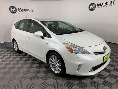 2014 Toyota Prius v Five