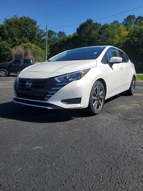 Aspen White Tricoat 2025 Nissan Versa 1.6 SV