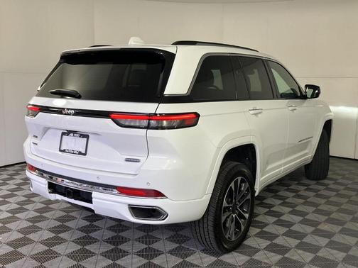 Bright White Clearcoat 2022 Jeep Grand Cherokee Overland