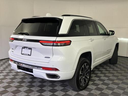 Bright White Clearcoat 2022 Jeep Grand Cherokee Overland