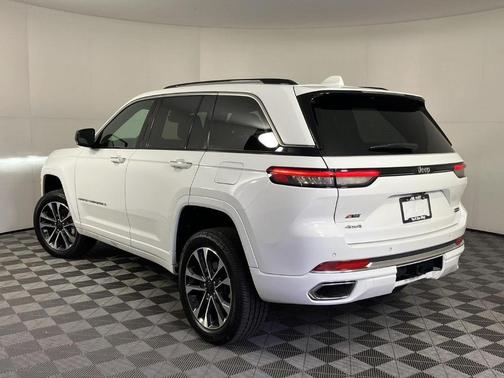 Bright White Clearcoat 2022 Jeep Grand Cherokee Overland