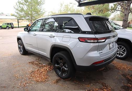 2025 Jeep Grand Cherokee Laredo