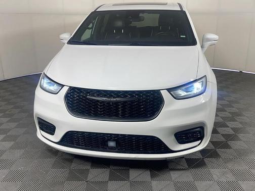 Bright White Clearcoat 2022 Chrysler Pacifica Hybrid Limited