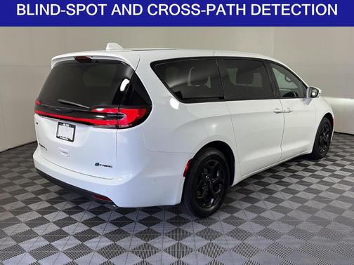 Bright White Clearcoat 2022 Chrysler Pacifica Hybrid Limited