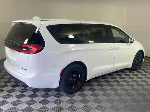 Bright White Clearcoat 2022 Chrysler Pacifica Hybrid Limited