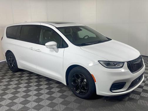 Bright White Clearcoat 2022 Chrysler Pacifica Hybrid Limited