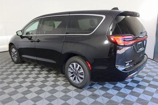 2025 Chrysler Pacifica Hybrid Select