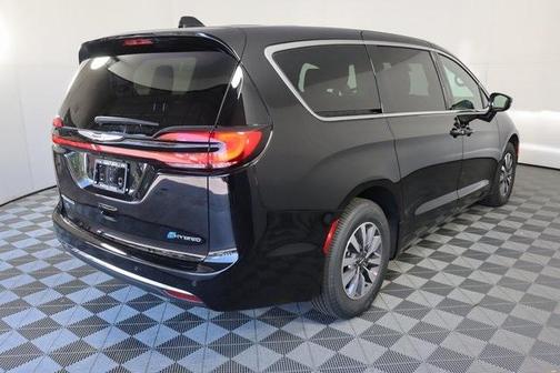 2025 Chrysler Pacifica Hybrid Select