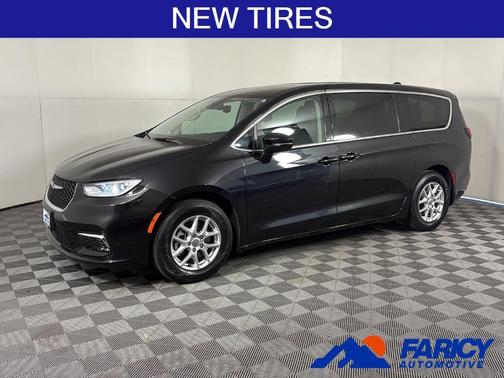 Brilliant Black Crystal Pearlcoat 2024 Chrysler Pacifica Touring-L