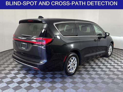 2024 Chrysler Pacifica Touring-L