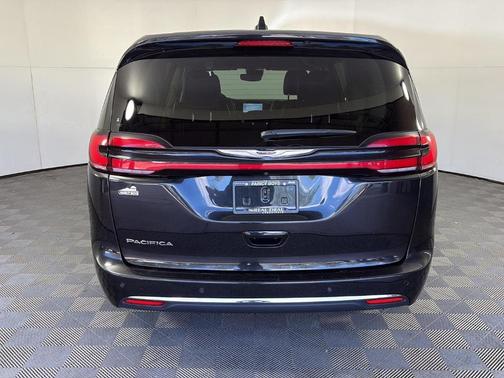 Brilliant Black Crystal Pearlcoat 2024 Chrysler Pacifica Touring-L