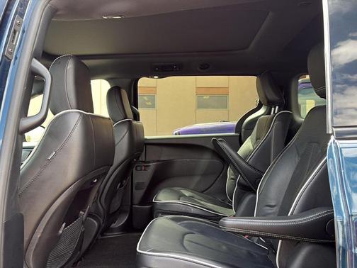 2025 Chrysler Pacifica Hybrid Select