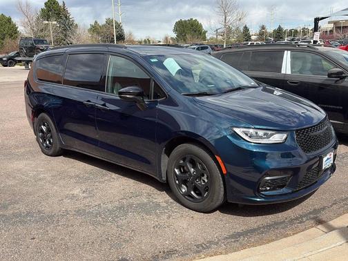 2025 Chrysler Pacifica Hybrid Select