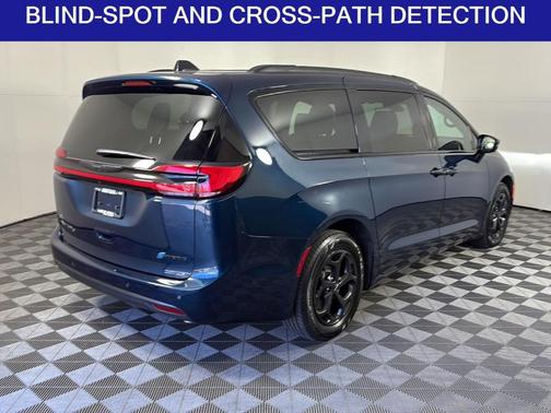 2025 Chrysler Pacifica Hybrid Select