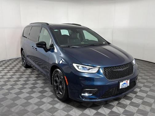 2025 Chrysler Pacifica Hybrid Select