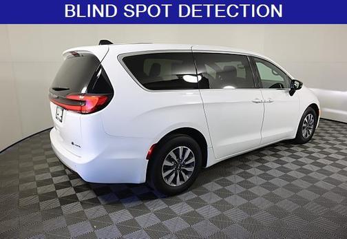 2025 Chrysler Pacifica Hybrid Select