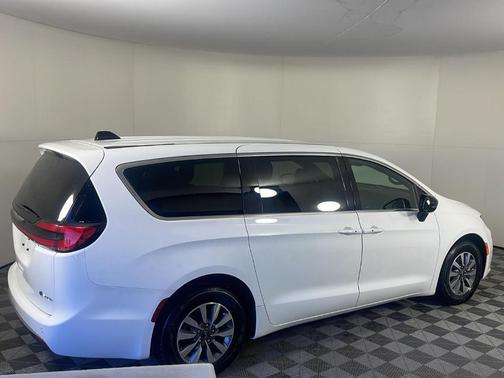 2025 Chrysler Pacifica Hybrid Select