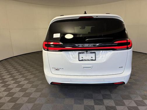 White 2027 Chrysler Pacifica Pinnacle