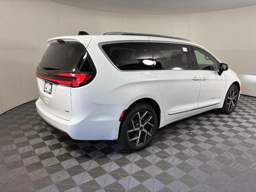 White 2027 Chrysler Pacifica Pinnacle