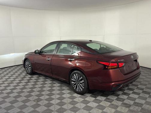 Garnet Pearl 2023 Nissan Altima 2.5 SV