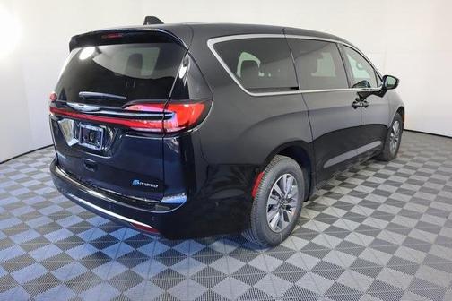 2025 Chrysler Pacifica Hybrid Select