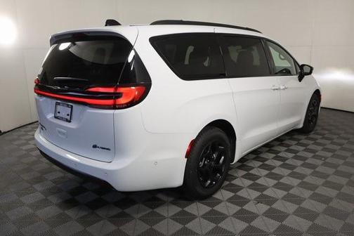 2025 Chrysler Pacifica Hybrid Select