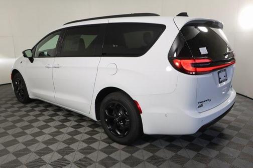 2025 Chrysler Pacifica Hybrid Select