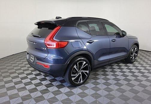 2022 Volvo XC40 T5 R-Design