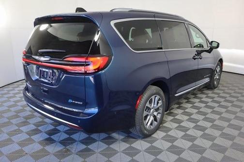 2025 Chrysler Pacifica Hybrid Pinnacle
