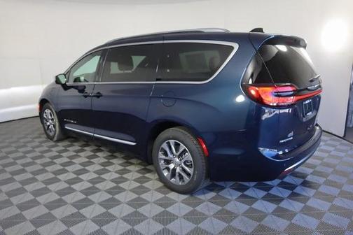 2025 Chrysler Pacifica Hybrid Pinnacle