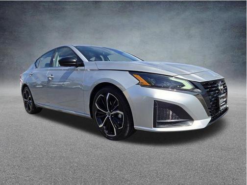 Brilliant Silver Metallic 2023 Nissan Altima SR FWD