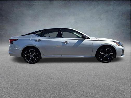 Brilliant Silver Metallic 2023 Nissan Altima SR FWD