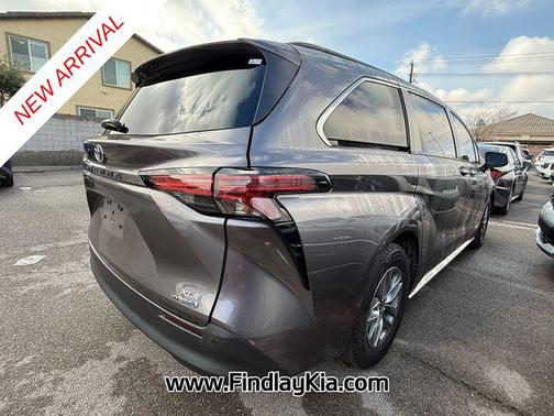 2021 Toyota Sienna XLE 8 Passenger