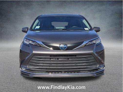 2021 Toyota Sienna XLE 8 Passenger