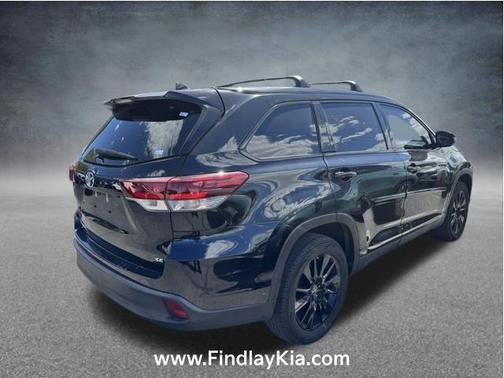 Midnight Black Metallic 2019 Toyota Highlander SE