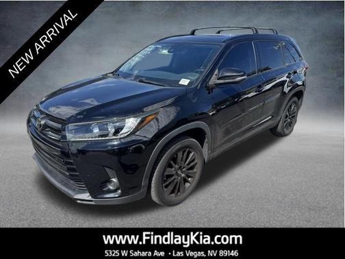 Midnight Black Metallic 2019 Toyota Highlander SE