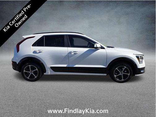 Snow White Pearl 2025 Kia Niro SX