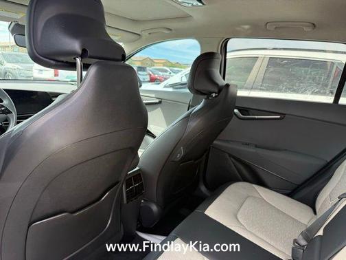 Snow White Pearl 2025 Kia Niro SX