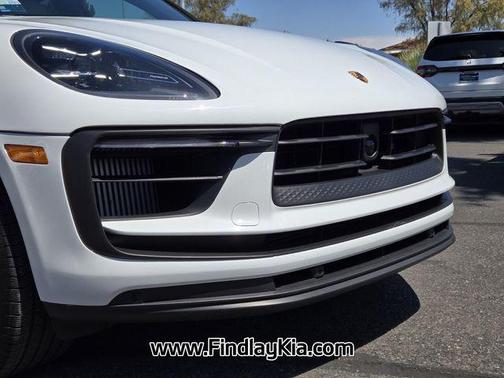 Carrara White Metallic 2022 Porsche Macan Macan